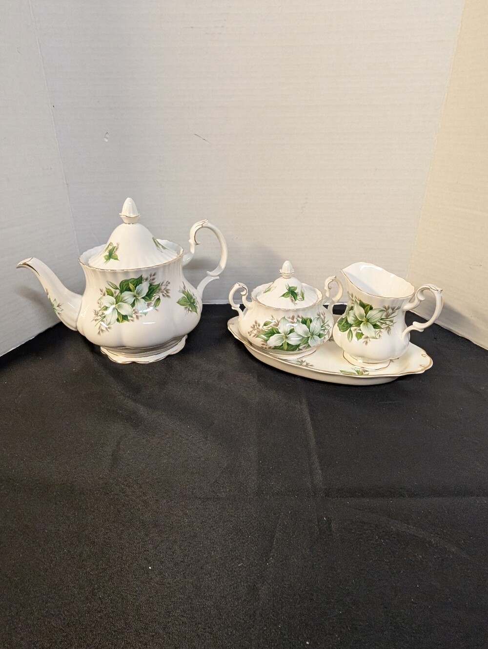 Vintage Royal Albert Trillium Teapot, Large Cream & Sugar With Lid  Set On Tray